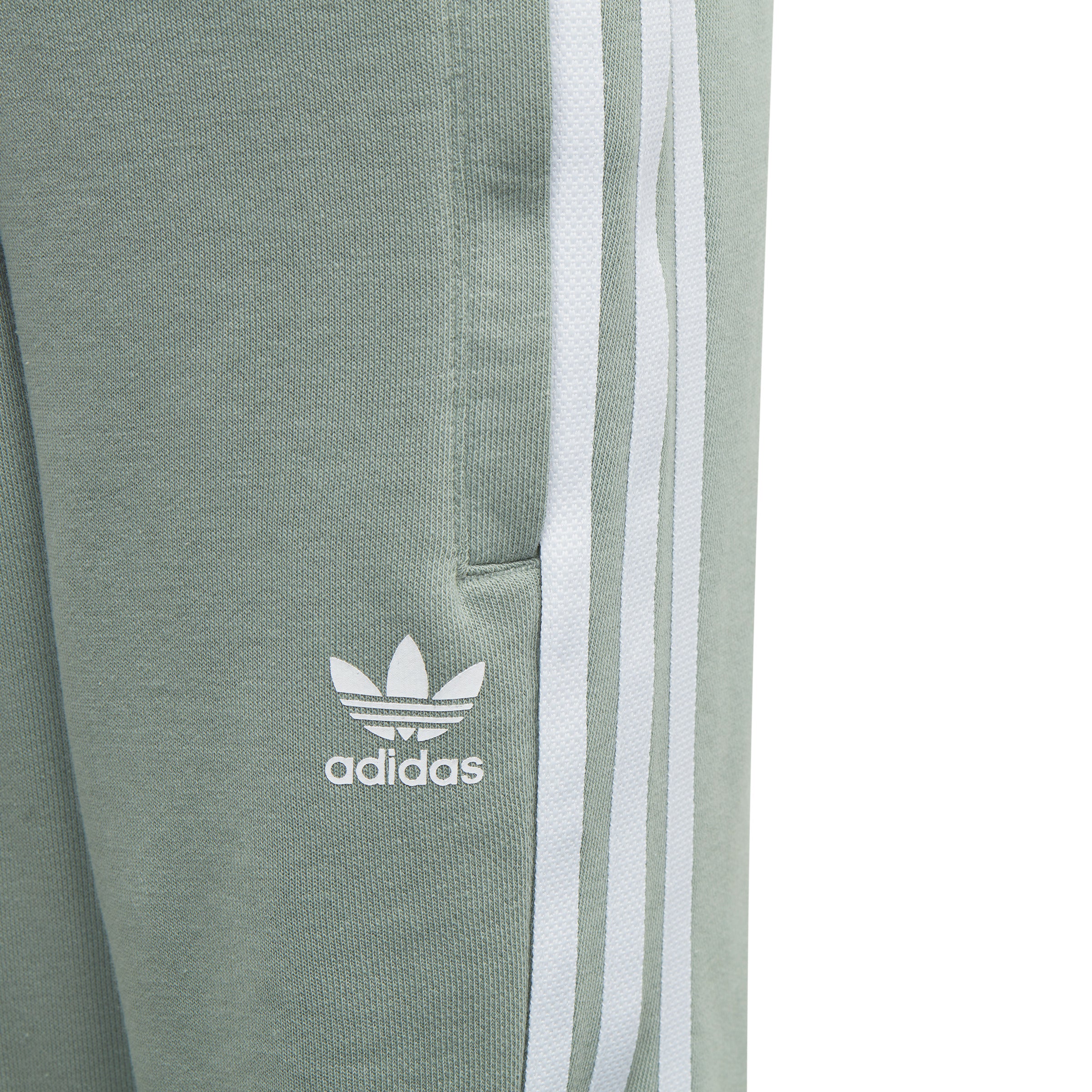 dungi pe pantaloni de trening