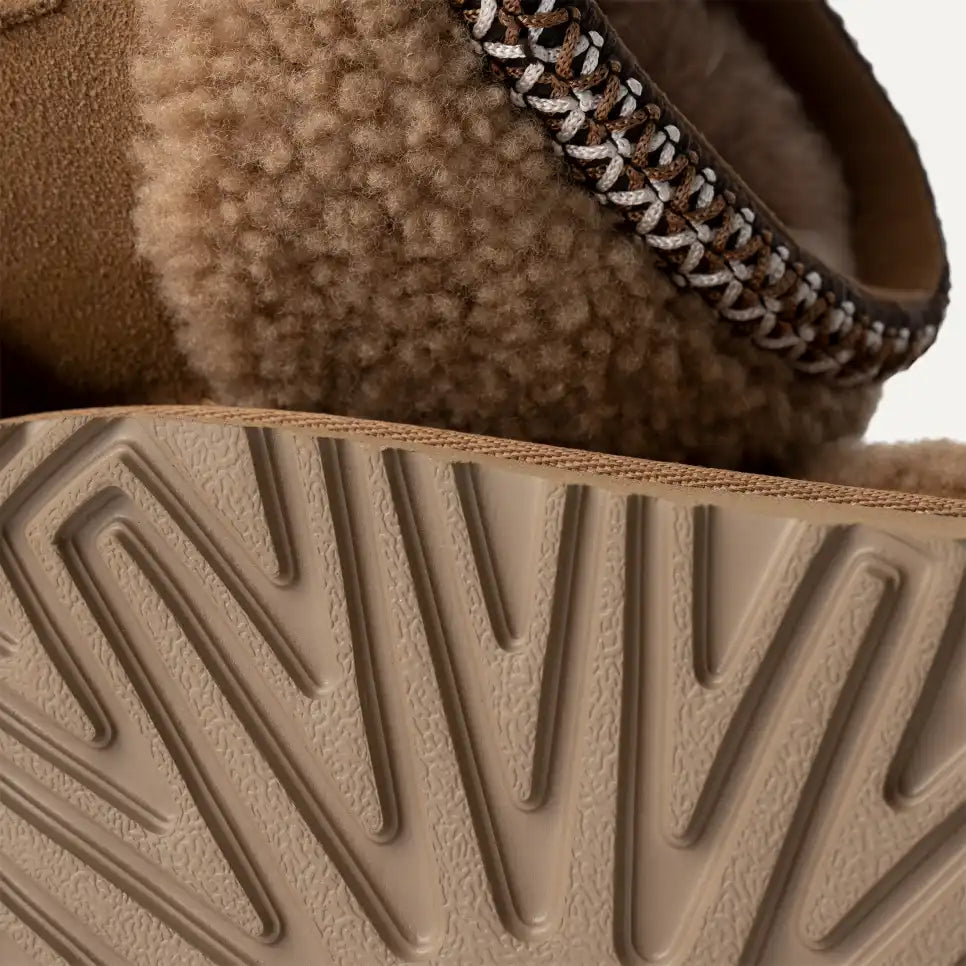 Cizme Classic Ultra Mini Maxi Curly 1157730K-CHE maro EU 31 - EU 36